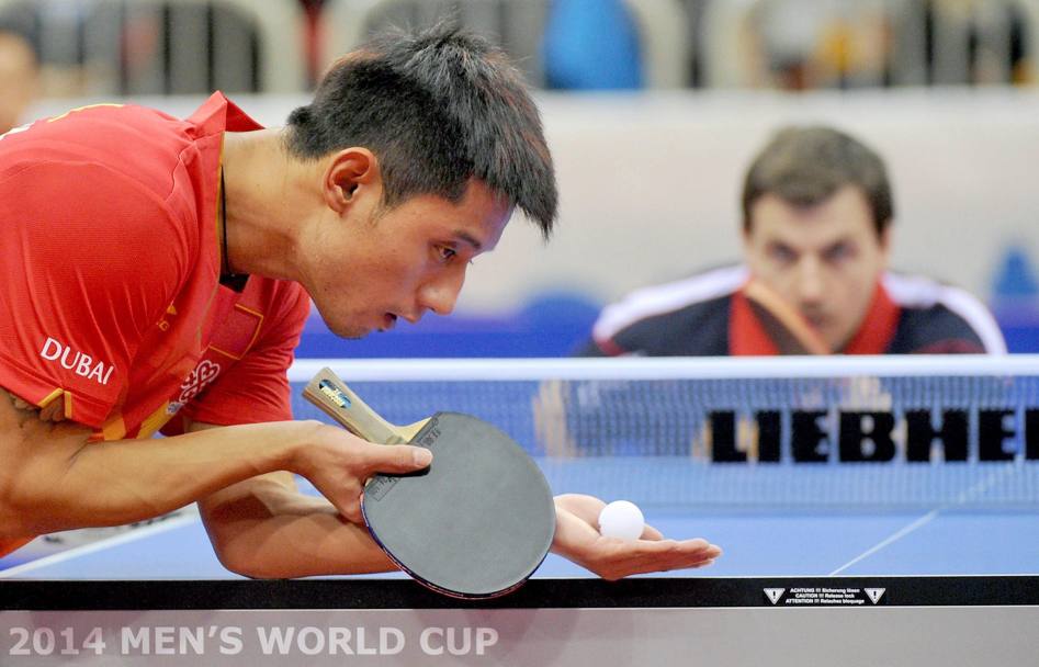 Dusseldorf, Germania: Zhang Jike si prepara al servizio, durante un match valido per la Coppa del mondo di Tennis tavolo 2014 (Epa)